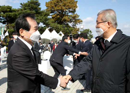 정세균(왼쪽) 국무총리와 국민의힘 김종인 비상대책위원장이 3일 광주광역시 서구 학생독립운동기념탑에서 열린 제91주년 학생독립운동 기념식에서 인사를 나누고 있다.    연합뉴스